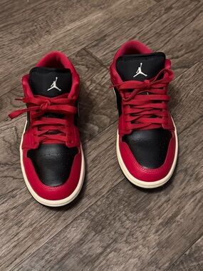 Jordan Low Top Sneakers in Red & Black